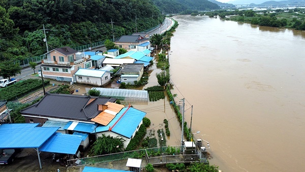 무한천 인근 예산읍 주교4리 일대가 물에 잠겼다. 마을 주민들은 마을회관 등으로 피신했다. 