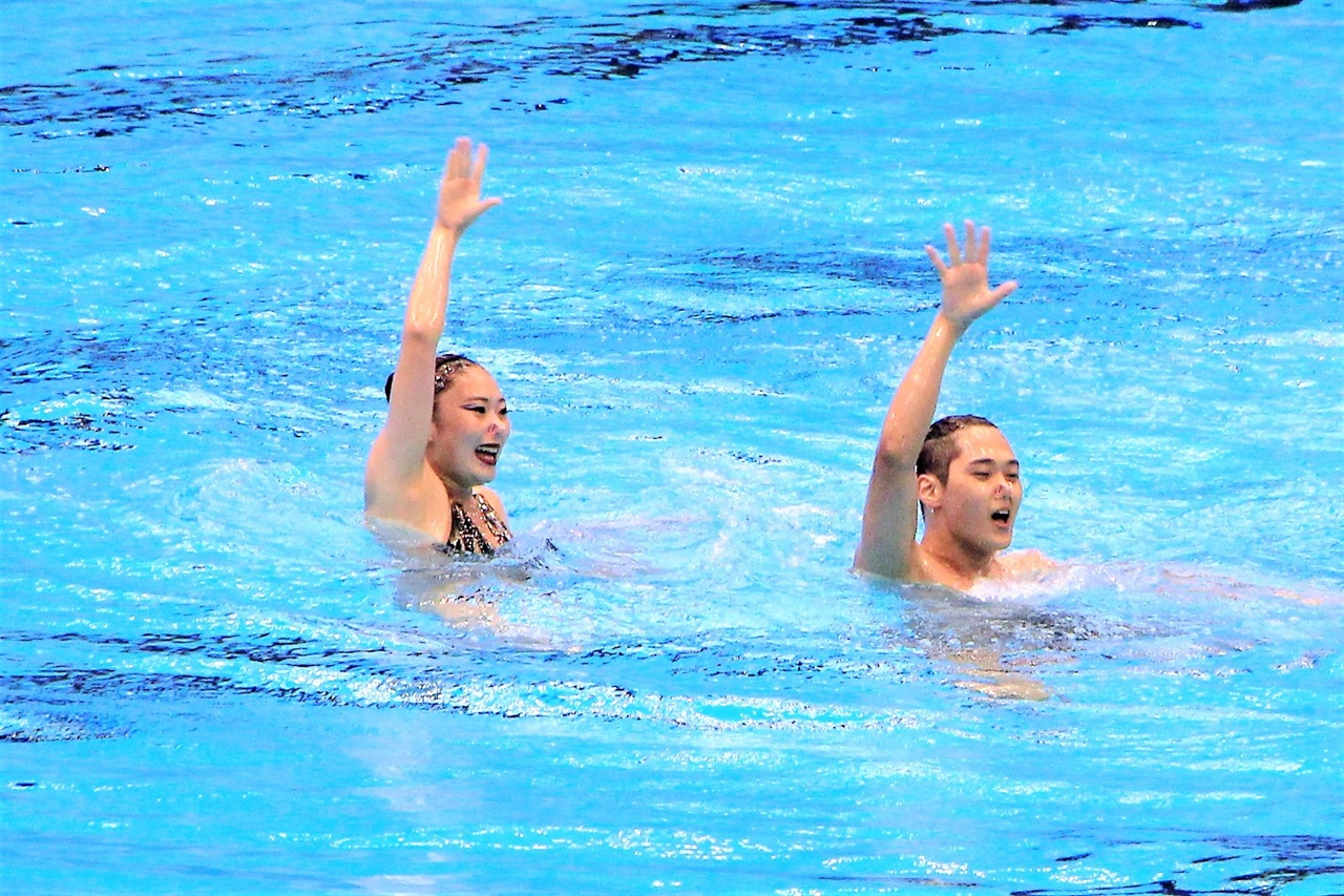  16일 후쿠오카 마린 멧세에서 열린 2023 세계수영선수권대회 아티스틱 스위밍 경기에서 김지혜(왼쪽)와 변재준(오른쪽)이 연기를 펼치고 있다.