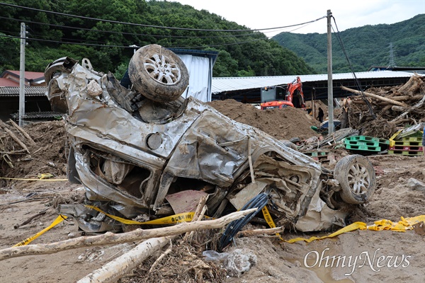 집중 호우로 산사태가 난 경북 예천군 감천면 벌방리에 자동차가 종잇장처럼 뒤집혀져 있다.