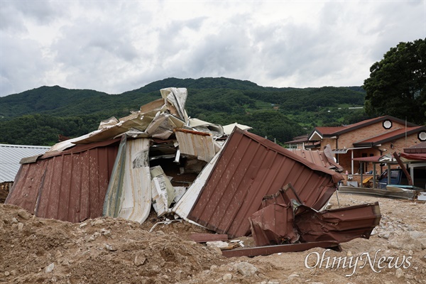 지난 13일부터 내린 집중 호우로 산사태가 난 경북 예천군 감천면 벌방리 마을의 한 주택이 무너져 내렸다.