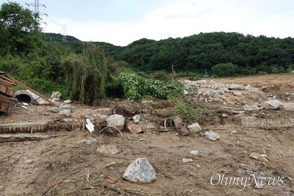지난 13일부터 내린 집중 호우로 산사태가 난 경북 예천군 감천면 벌방리 한 주택. 사라진 주택에 흔적만 남아 있다.