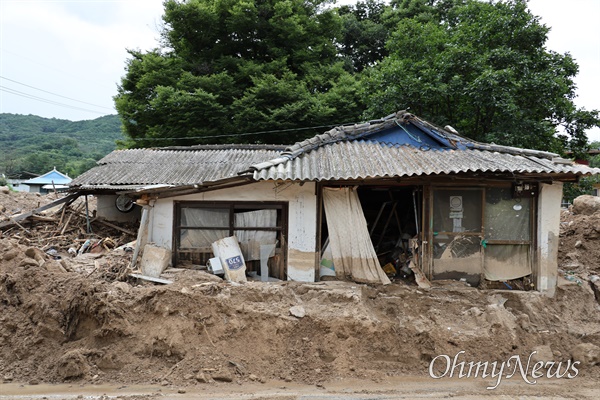 지난 13일부터 내린 집중 호우로 산사태가 나면서 경북 예천군 감천면 벌방리 마을의 한 집이 무너져 있다.