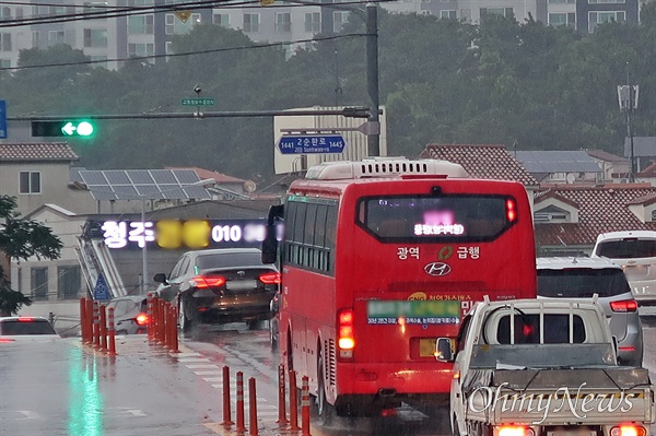 충북 청주 오송 지하차도 참사 사흘째인 17일 오후 청주의 광역급행버스 한 대가 빗길을 지나고 있다. 