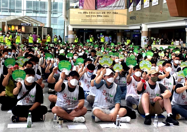 전국보건의료산업노동조합 부산대병원지부는 응급실 등 필수 유지 인원을 제외하고 '인력 확충' 등을 요구하며 파업을 계속하고 있다.