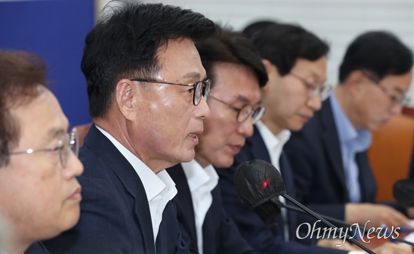 박광온 더불어민주당 원내대표가 18일 서울 여의도 국회에서 열린 원내대책회의에서 발언하고 있다.