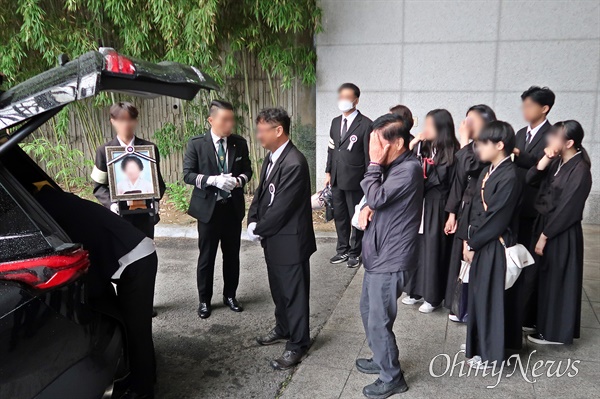 오송 지하차도 참사로 숨진 박아무개(76)씨의 발인이 18일 오전 청주 서원구 충북대병원 장례식장에서 엄수됐다. 