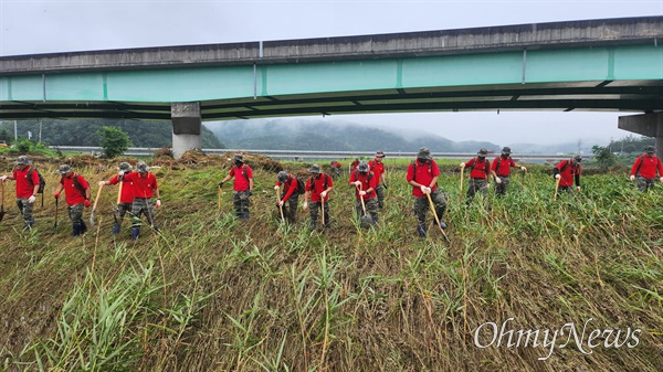 7월 18일 오전 경북 예천군 예천읍 고평리 하천변에서 해병대 신속기동부대 장병들이 집중 호우로 실종된 실종자를 찾기 위해 탐색작전을 펼치고 있다.