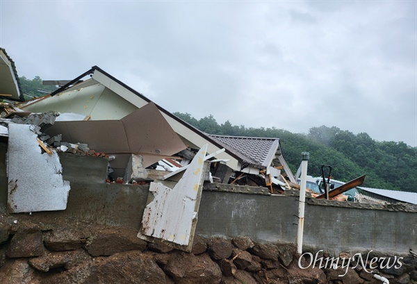 지난 13일부터 내린 집중 호우로 경북 예천군 감천면 천향2리 이창진 이장의 집이 밀려내려온 토사에 무너졌다.