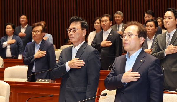 더불어민주당 박광온 원내대표와 의원들이 18일 오후 서울 여의도 국회에서 열린 의원총회에서 국기에 대한 경례를 하고 있다.