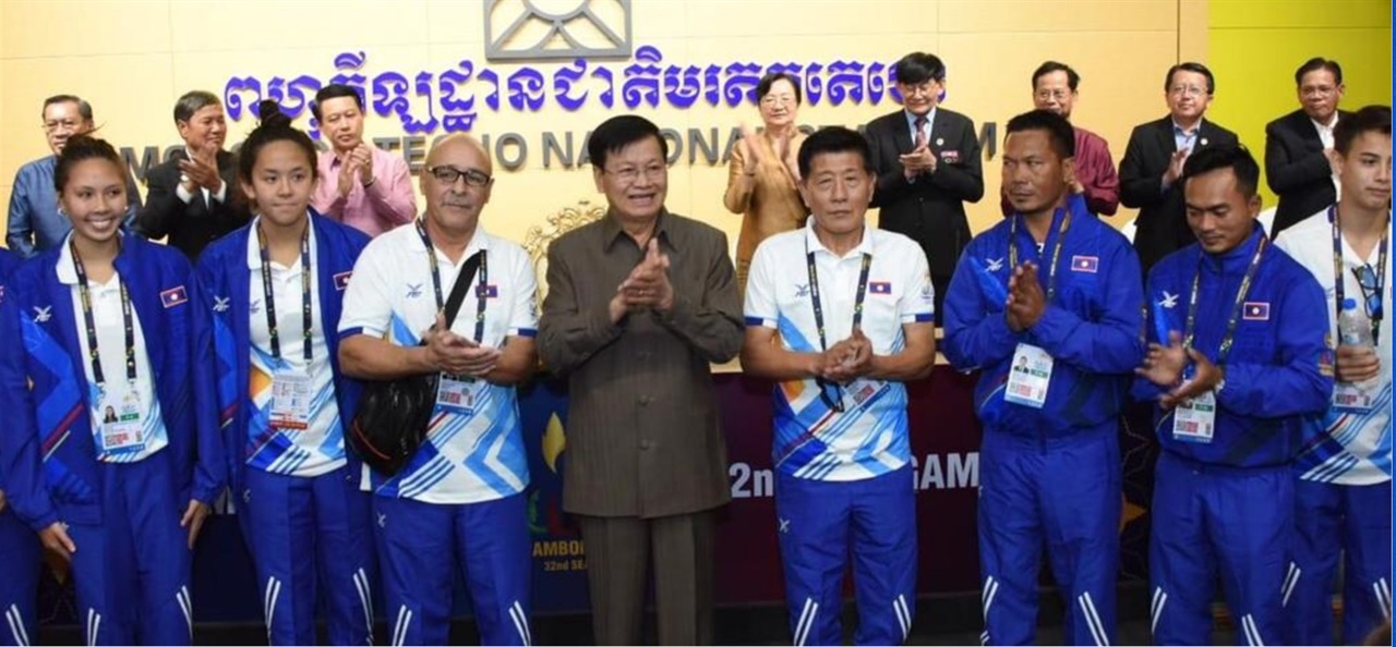 2023 SEA Game 대회에서 김수길 감독이 통룬 시술리트 라오스 대통령과 사진촬영을 하고 있다.