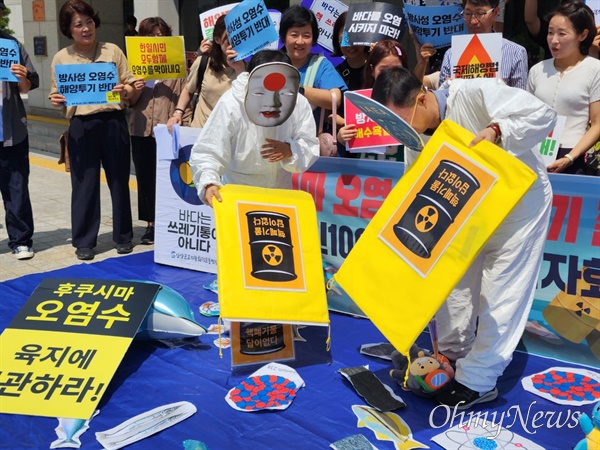 19일 안양시민들이 핵폐기물 바다 투기 위험성 알리는 퍼포먼스를 진행했다.