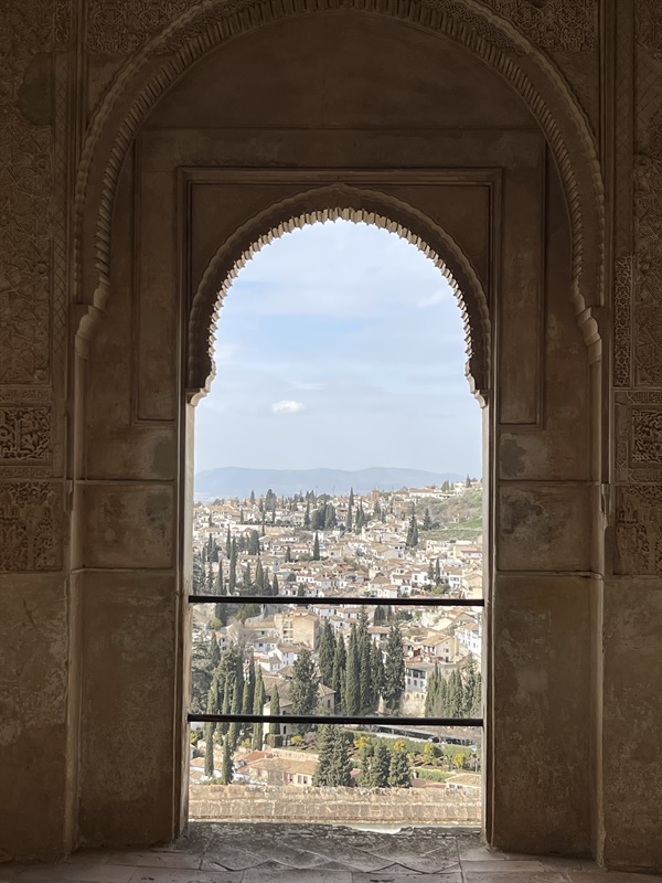 궁전 밖 풍경을 따라가다보면 알바이신 지구에서 알함브라를 바라봤던 전망대도 찾아볼 수 있다. 