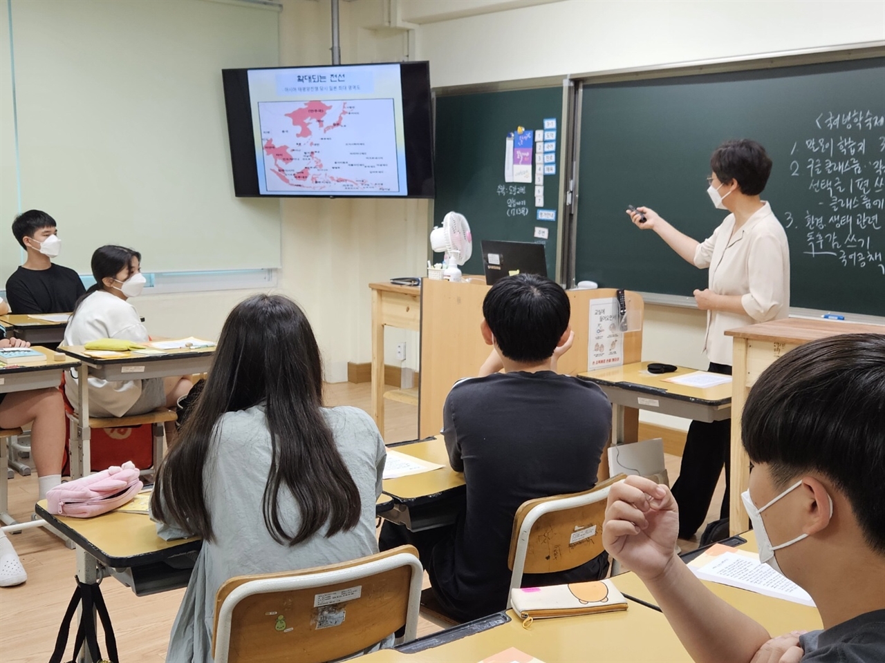  일제강제동원시민모임 소속 강사가 18일 광주광역시 각화중학교에서 일제강점기 근로정신대 문제를 강의하고 있다.