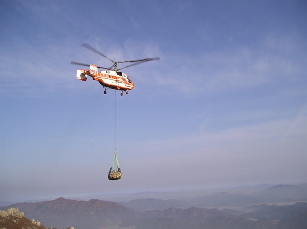 산림청(남성현 청장)이 수해피해지 응급복구를 위해 산림헬기 장비를 지원한다.