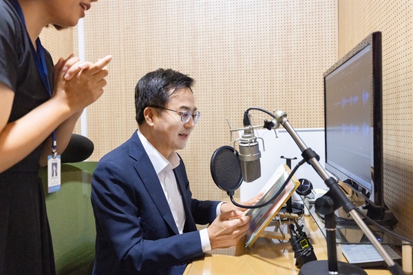  김동연 경기도지사가 19일 양주시 고삼로 경기도 북부장애인복지종합지원센터에서 열린 개관식에 참석, 시각장애인 서적 음성 녹음을 하고 있다.