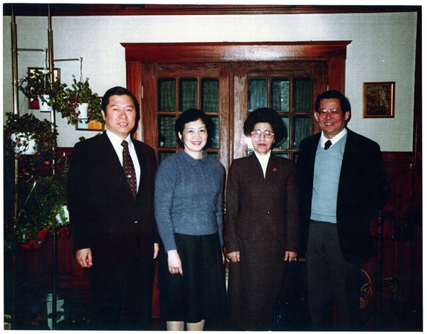 1983년 김대중-이희호 부부가 미국 망명 당시 베니그노 아키노-코라손 아키노 부부를 만났을 때의 모습. 