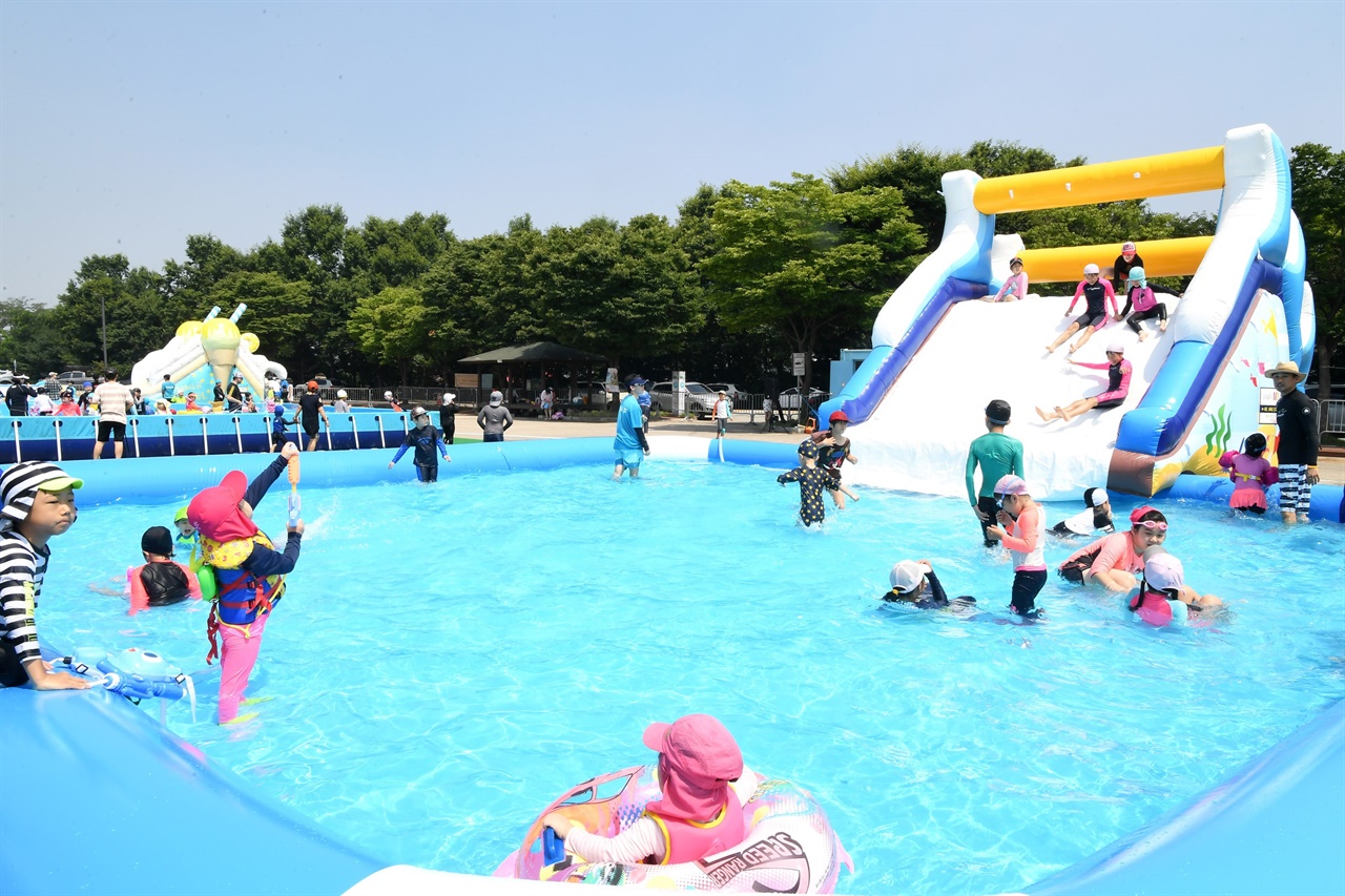 경기 광주시가 곤지암 도자공원 내 여름철 야외 물놀이장을 21일부터 내달 20일까지 개장한다.