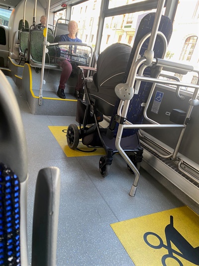 저상버스 내부. 유아차와 휠체어 두는 위치가 그림으로 표시되어 있다.