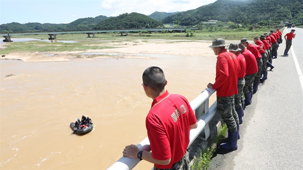 2023년 7월 19일, 해병대원과 소방이 경북 예천군 일대에서 수색 중 급류에 휩쓸려 실종된 해병대 장병을 찾고 있다. 