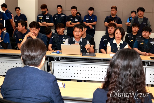  현대비앤지스틸 창원공장에서 잇따라 산재사망사고가 발생한 가운데, 민주노총 경남본부와 금속노조 경남지부는 20일 오전 창원고용노동지청 앞에서 기자회견을 열어 사업주에 대한 강력한 처벌을 촉구했고, 이후 김재훈 창원고용노동지청장과 간담회를 했다.