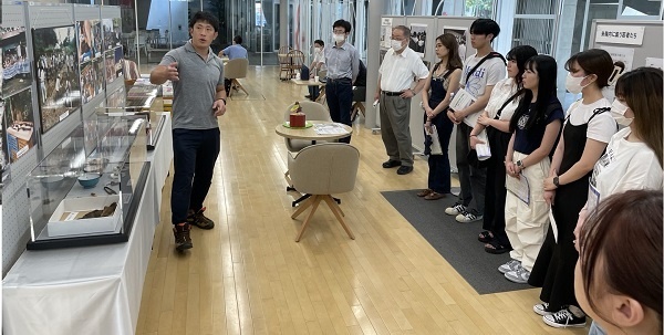           류코쿠대학 학생들이 일본 이번 행사를 주관하는 동아시아공동워크숍 김영현 선생님에게 자료 설명을 듣고 있습니다.