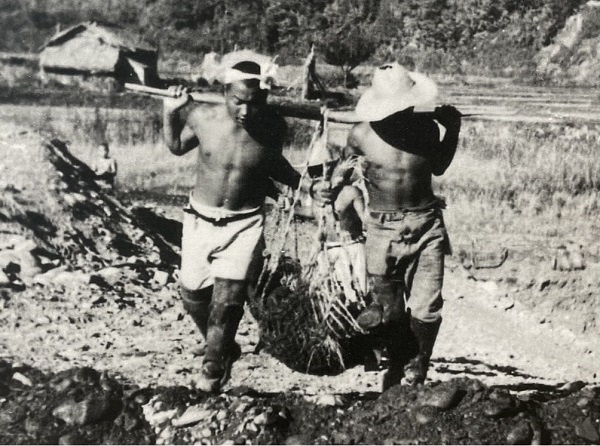 홋카이도 백금 채취 현장에서 강제 노역에 시달리는 노동자 모습입니다. 1943-1945