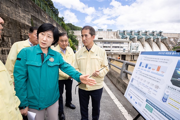 한화진 환경부 장관이 지난 17일 대청댐을 찾아 홍수대응 상황 점검을 하고 있다.