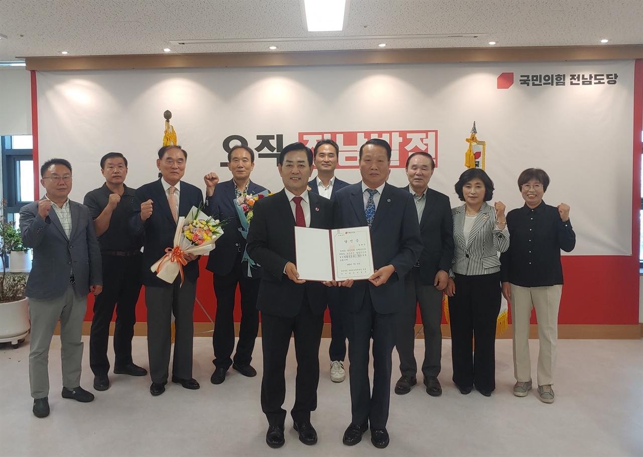  당선증 받는 김화진(왼쪽) 국민의힘 전남도당위원장