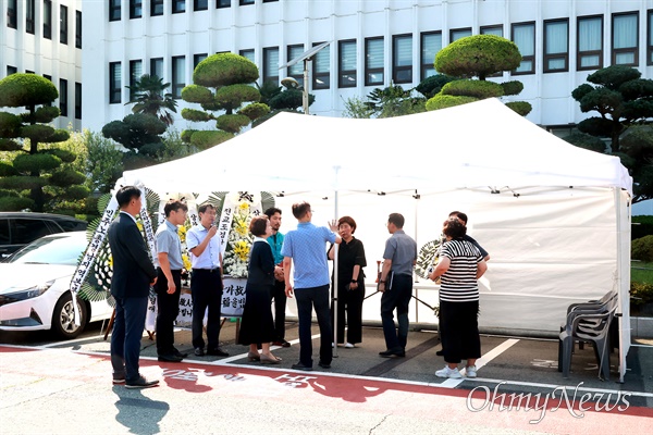 전국교직원노동조합 경남지부와 경남교사노동조합은 21일 경남도교육청 마당에 서울 S초등학교 교사 추모 공간을 마련하고 운영에 들어갔다.