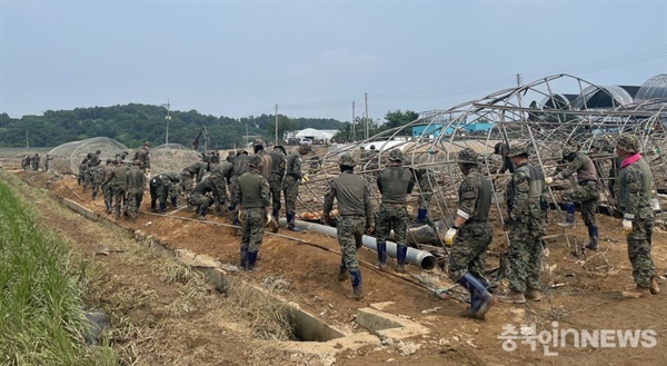  충북 오송 호계리 호우 피해 현장에서 장병들이 비닐하우스 잔해를 옮기고 있다.