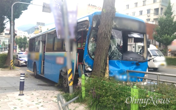 22일 아침 창원마산 시내버스 교통사고.