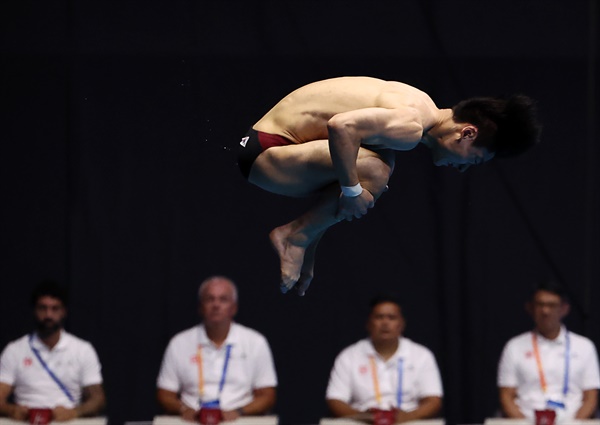  김영택이 21일 일본 후쿠오카현 수영장에서 열린 2023 세계수영선수권 남자 다이빙 10ｍ 플랫폼 예선에서 연기를 펼치고 있다. 김영택은 1∼6차 시기 합계 402.40점을 획득해 40명 출전 선수 가운데 11위에 올랐다. 