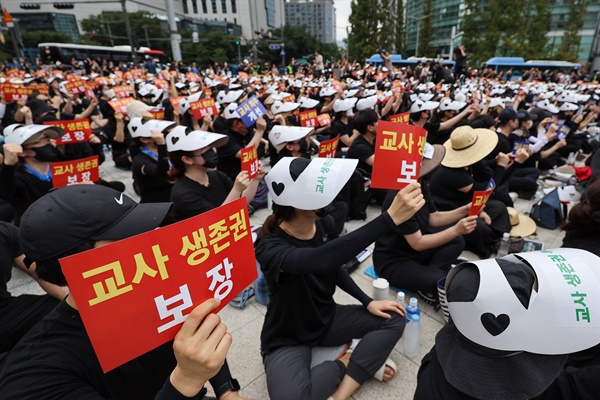 서울 서초구의 한 초등학교에서 발생한 교사 사망 사건과 관련해 22일 오후 서울 종로구 보신각 인근에서 열린 추모식에서 참가자들이 구호를 외치고 있다.