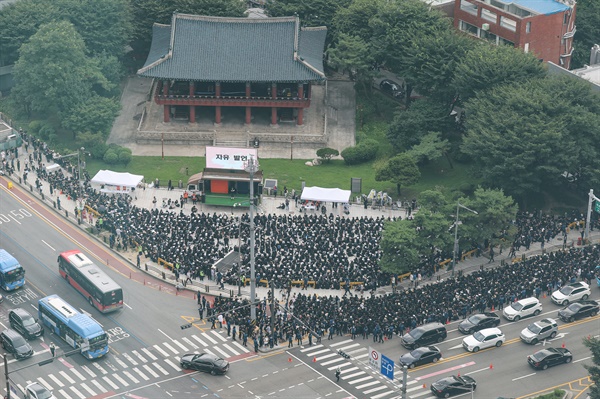 서울 서초구의 한 초등학교에서 발생한 교사 사망 사건과 관련해 22일 오후 서울 종로구 보신각 인근에서 추모식이 열리고 있다.