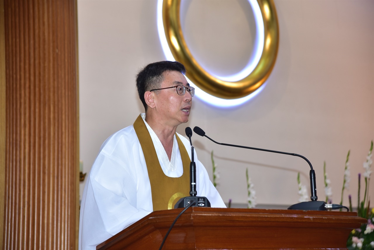 원불교대전교구 우세관 교구장이 대전세종충남종교인평화기도회에서 인사말을 하고 있다.