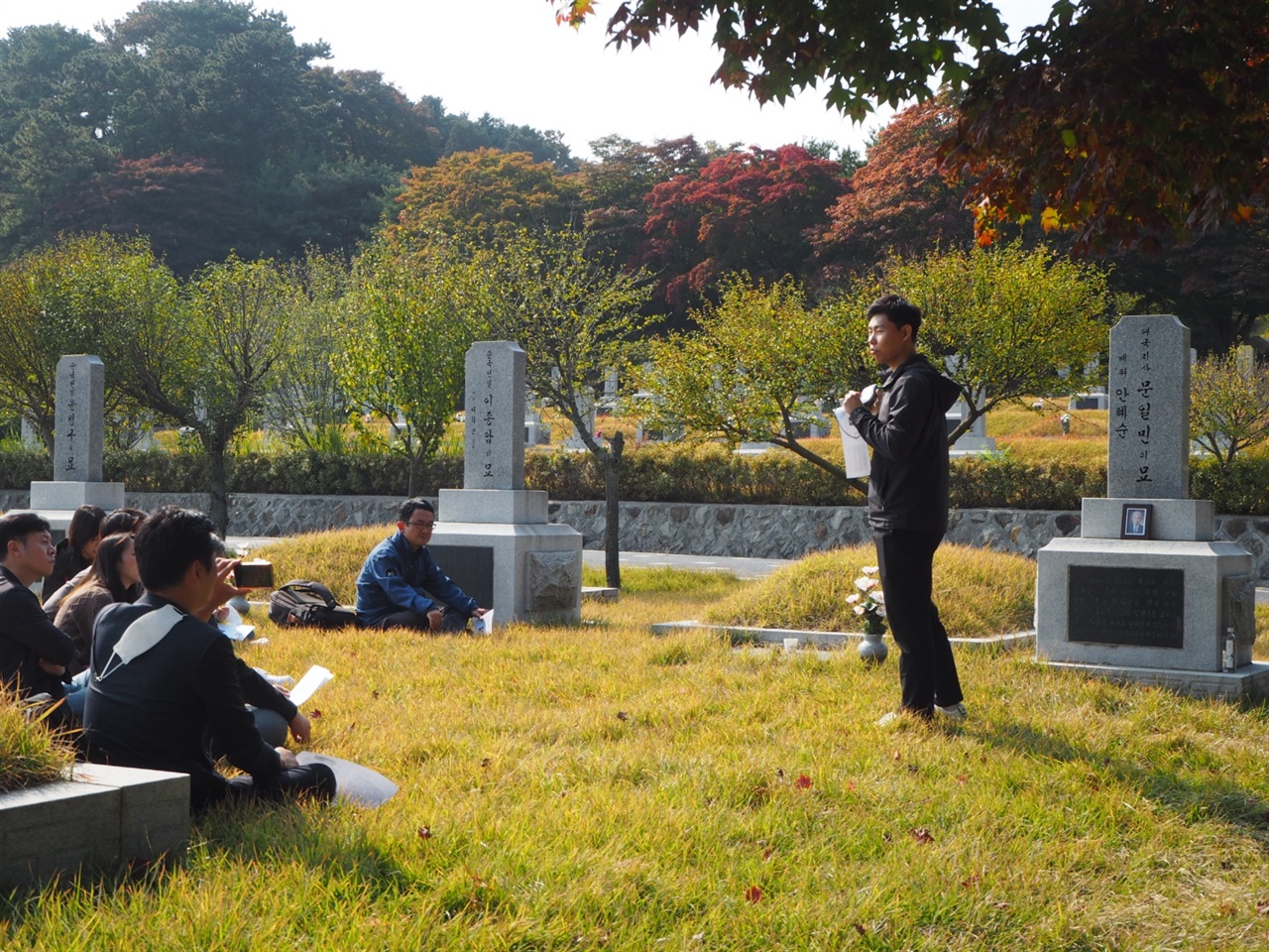 2022년 10월 22일 국립서울현충원 문일민 선생 묘역 앞에서 강연을 하고 있는 기자의 모습