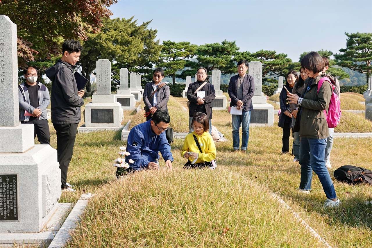 문일민 선생 묘역에 문배술을 올리는 시민들의 모습