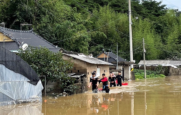 집중호우가 이어진 24일 오전 전라남도 군남면 양덕리 침수 주택에서 119구조대원들이 주민들을 구조하고 있다.