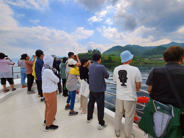 지난 7월 중국-북한 접경지역 탐방 때 압록강에서 배를 타고 접경지 마을을 살펴보는 중인 참가자들 모습.