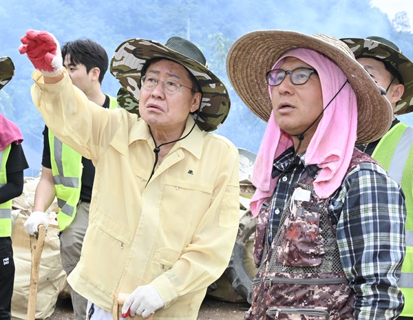 24일 홍준표 대구시장을 비롯한 대구시 공무원들이 수해로 어려움을 겪고 있는 경북 예천군을 찾아 복구 지원 활동에 나섰다.