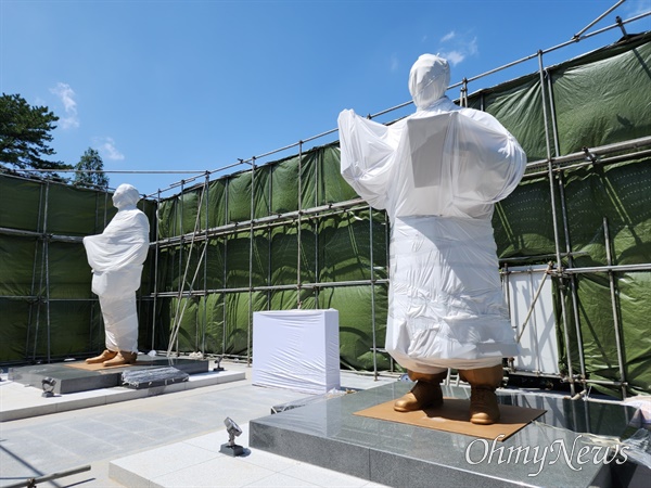 경북 칠곡군 다부동전적기념관에 세워진 이승만·트루먼 동상. 오는 27일 예정인 제막식을 앞두고 천으로 덮어놓았다.