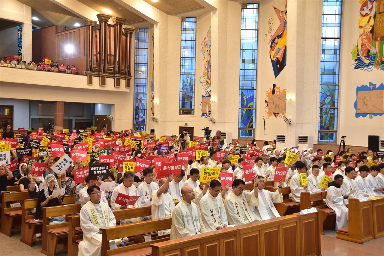 천주교 대전교구 정의평화위원회는 7월 24일 저녁 7시, 주교좌 대흥동 성당에서 ‘정의롭고 평화로운 세상을 위한 시국기도회’를 개최했다.