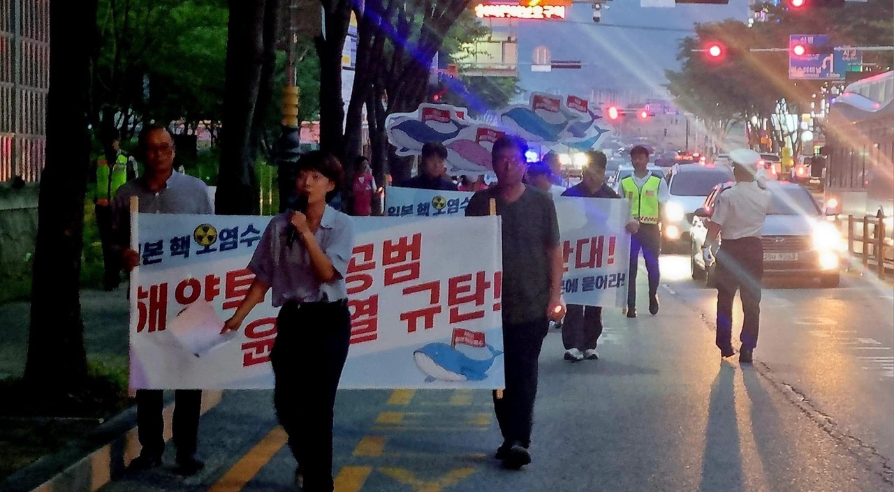  지난 21일 당진 시민들이 거리행진을 하고 있다. 