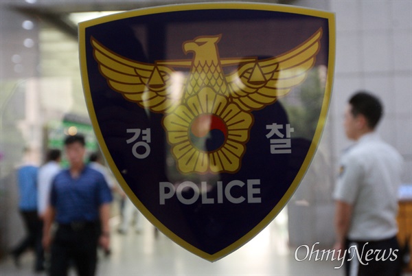 25일, 충북 제천의 한 아파트에서 흉기를 들고 배회하던 남성이 경찰에 긴급 체포됐다.