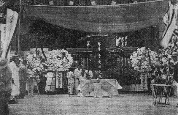 이 사진은 1931년 7월 23일 서거한 방정환의 장례식장(1931.7.25) 이 장소는 천도교중앙대교당 앞마당(경운동88)으로 방정환이 1921년 천도교소년회를 창립한 곳이고, 1922년 5월 1일 최초의 어린이날 행사를 거행한 곳이다. 
