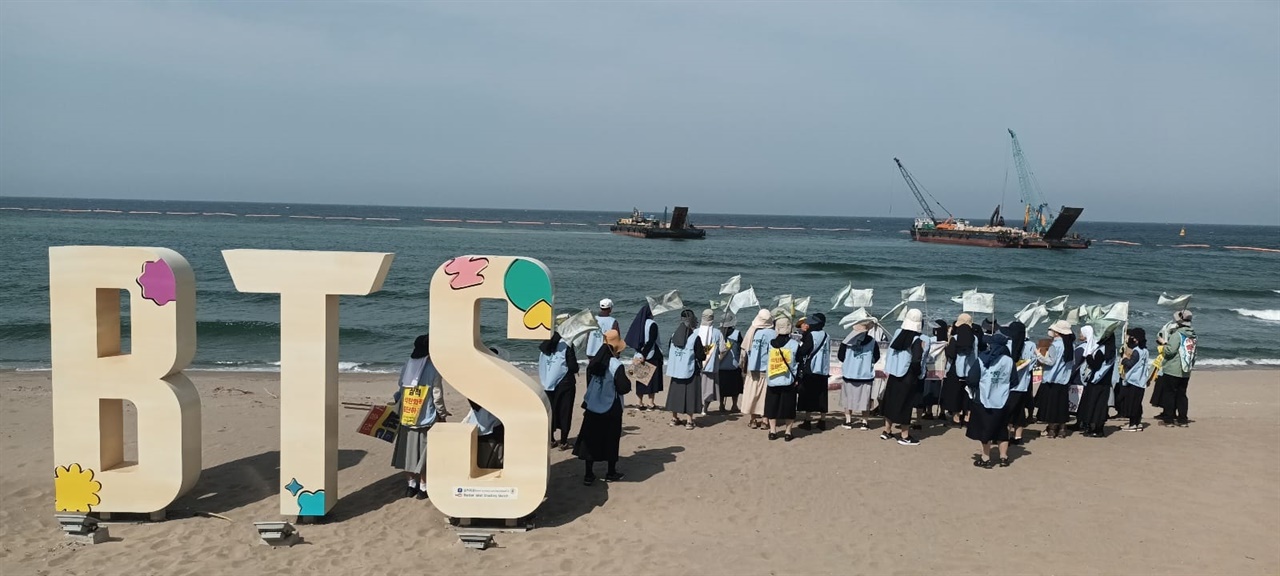 고운 모래의 백사장 맹방해변은 BTS 뮤직비디오 촬영지로도 알려졌다. 삼척블루파워 석탄화력발전소 측의 해안항만공사로 맹방해변 침식이 가속화 되고 있다. 