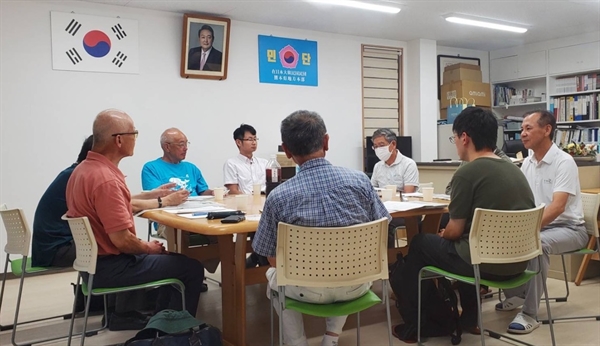 지난 24일 구마모토현  재일본대한민국민단 구마모토지방본부 사무실에서 '9.1 조선인 중국인 학살을 기억하는 집회실행위원회'를 개최하고 있다.