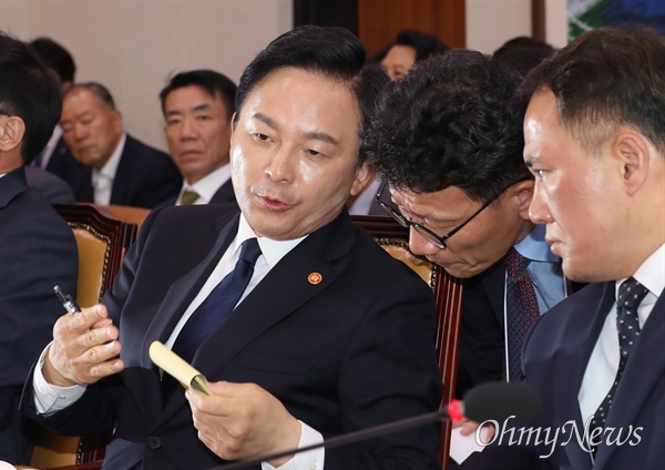 원희룡 국토교통부 장관이 26일 서울 여의도 국회에서 열린 국토교통위원회 전체회의에서 이용욱 도로국장으로부터 보고를 받고 있다. 