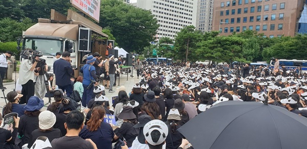 전국에서 8천 여 명의 교사들이 서울 S초교 사망 사건에 대한 진상조사를 요구하면서 교사들의 인권과 교육권, 생존권 보장을 요구하고 있다.