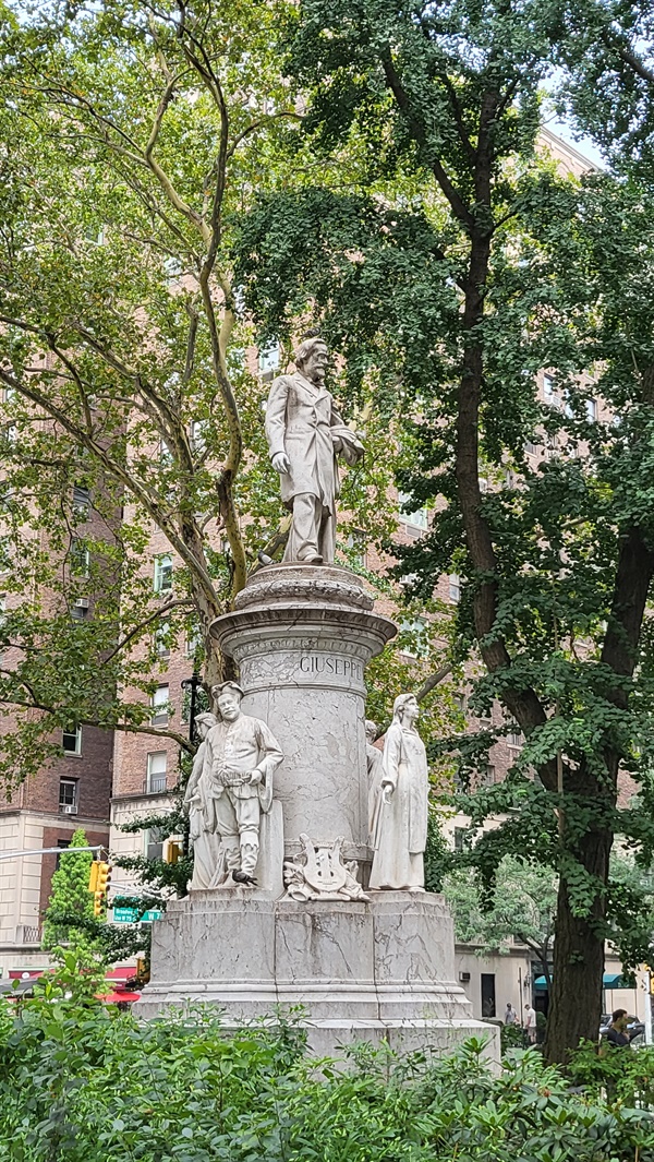 베르디 스퀘어 파크에 세워진 이탈리아 작곡가 베르디의 기념 동상. 72번가 지하철 역에서 올라오면 바로 보인다.  